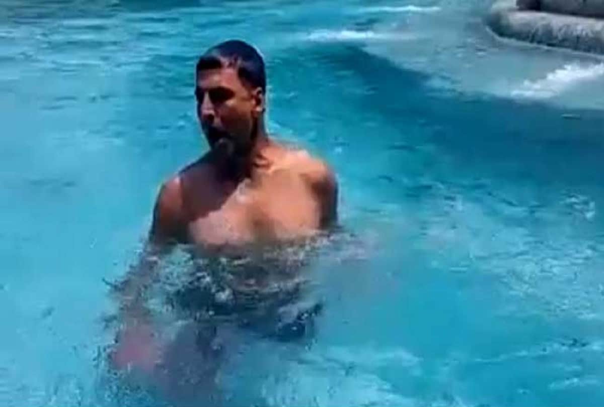 akshay kumar swimming with dumbbells