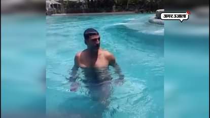 ACTOR AKSHAY KUMAR SWIMMING WITH DUMBLE IN SWIMMING POOL 