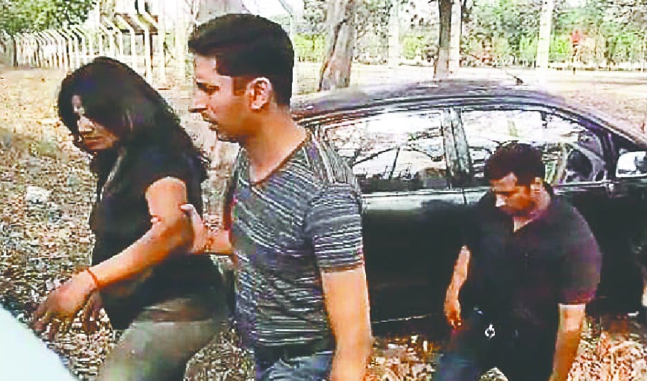 vaahan ki takaar se car palti