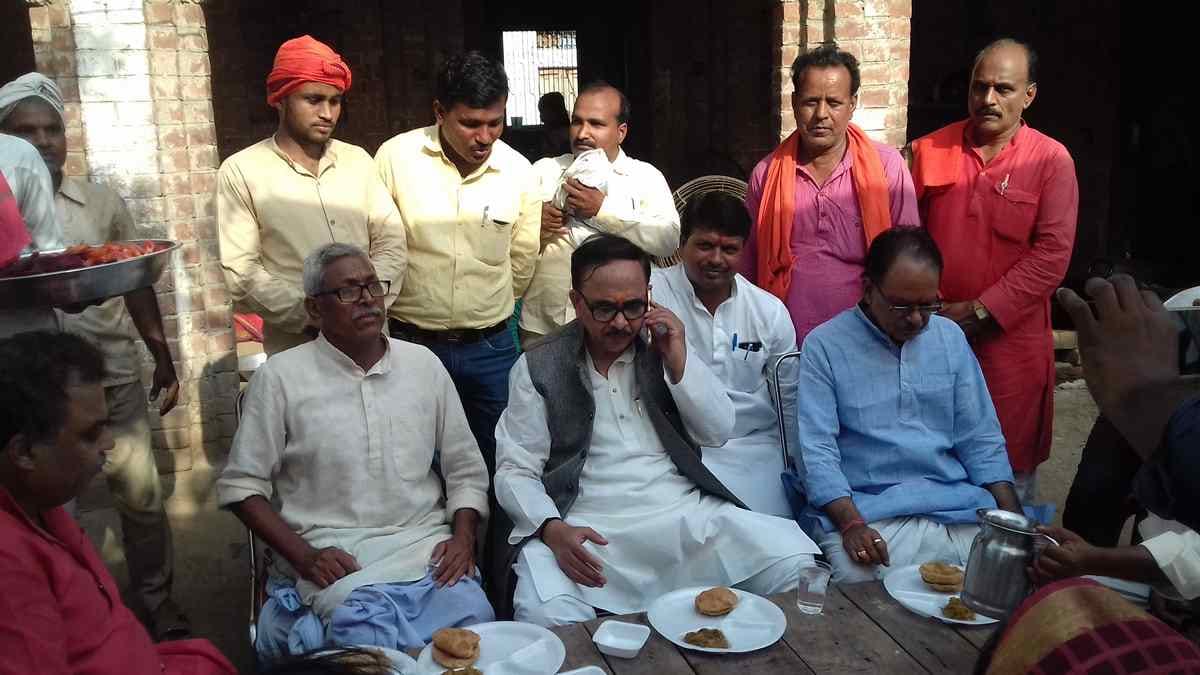 mahendra nath pandey takes lunch at dalit home