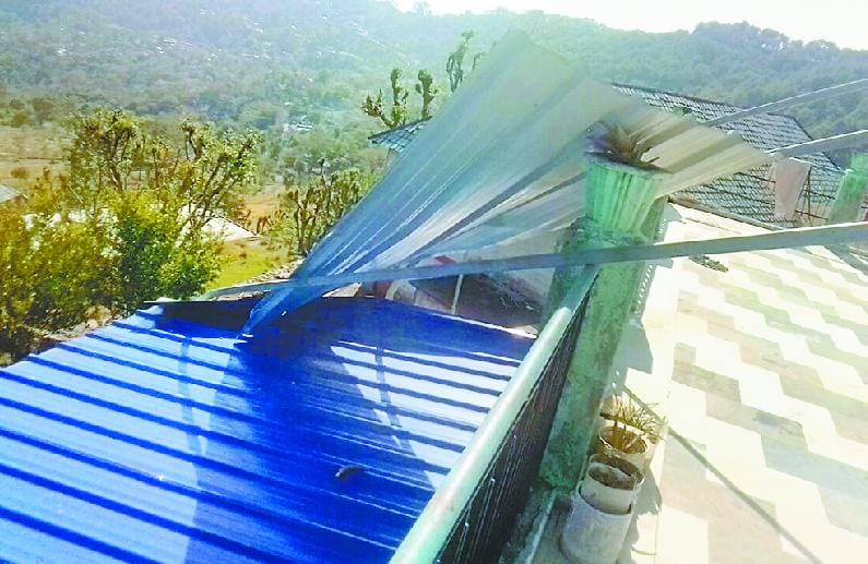 तूफान से उड़ी छत, बिजली गिरने से महिला बेहोश