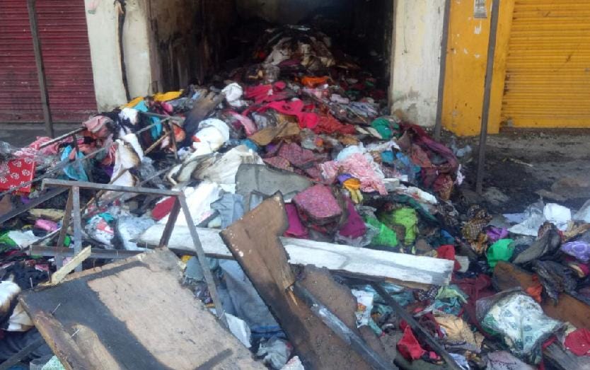 पहले दुकान बेची, फिर खाली करवाने को लगा दी आग