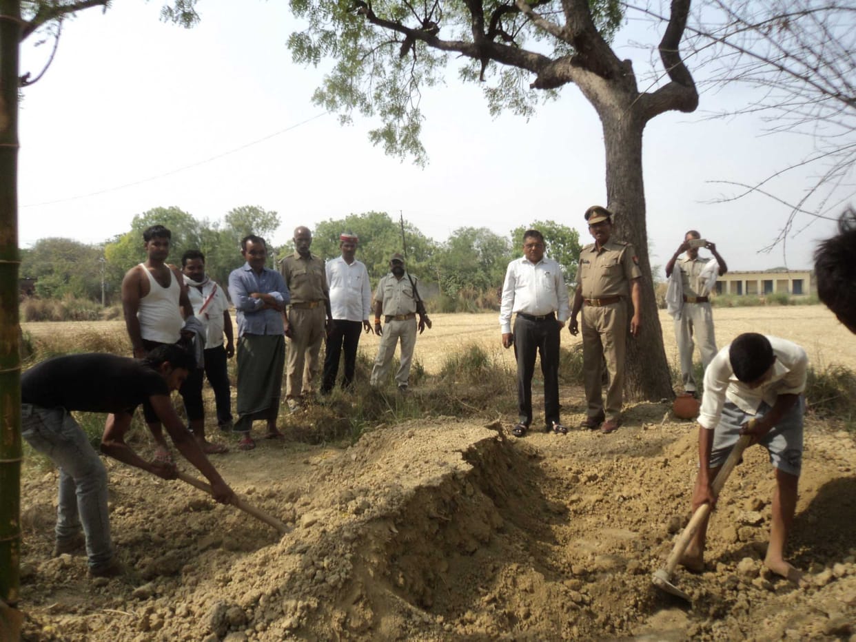 मौत के एक सप्ताह बाद पुलिस ने कब्र से निकलवाई वृद्ध की लाश