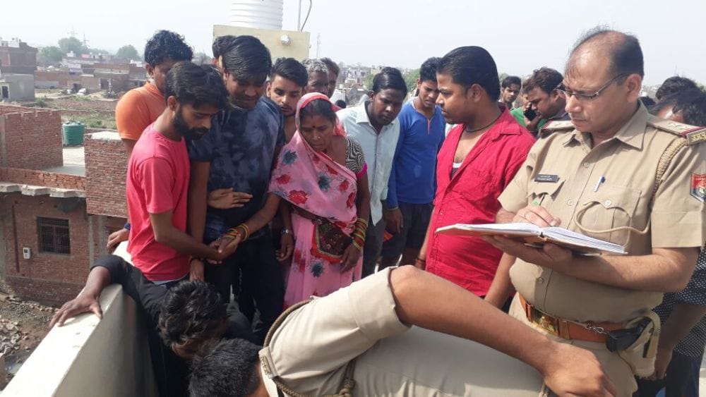 agra young man dead body on the roof of the house