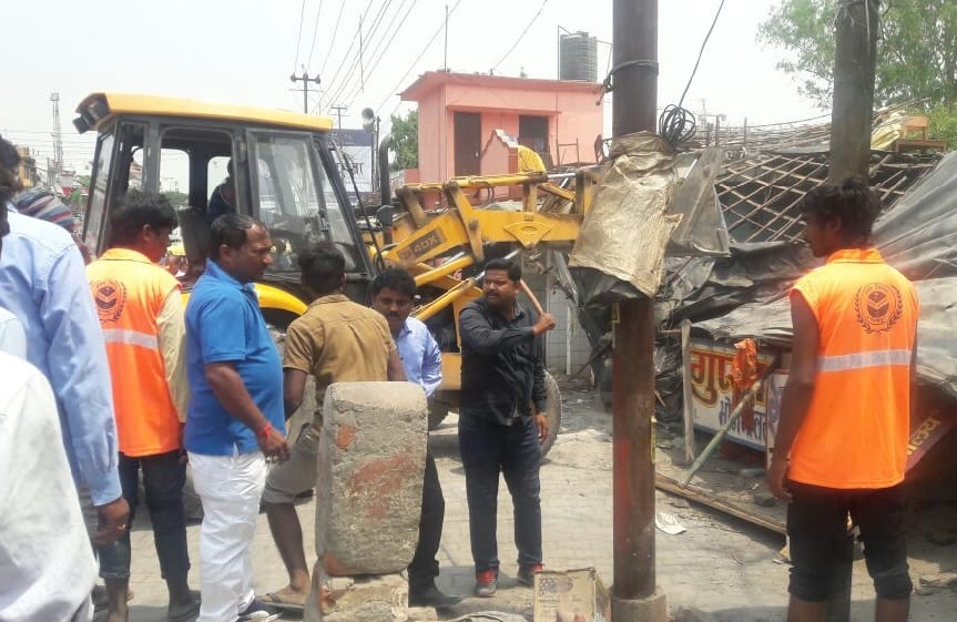 अतिक्रमण पर चला नगर निगम का बुलडोजर