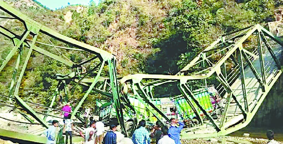 Many bridges on the mountain are not worth the vehicle operation