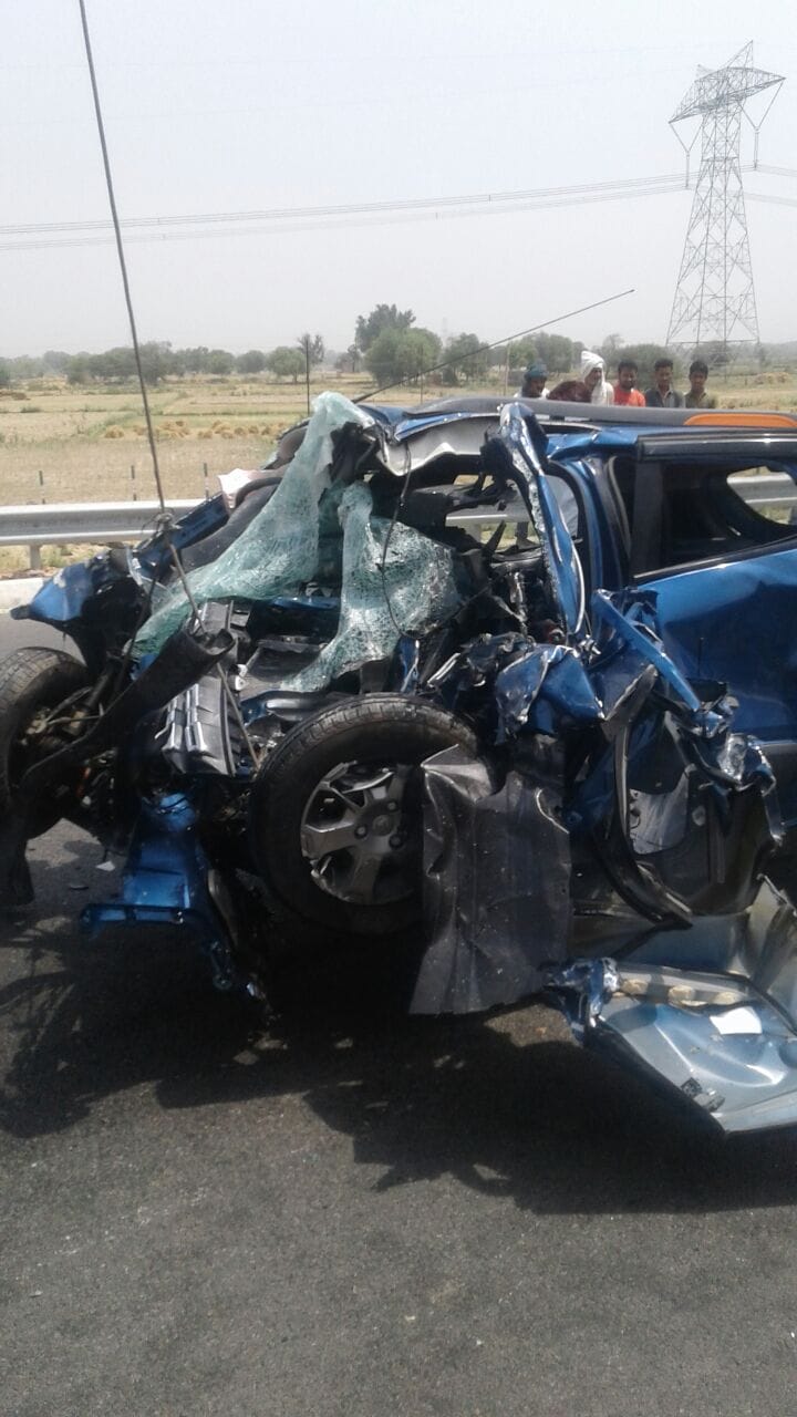 two died and six injured in road accident on agra lucknow expressway  