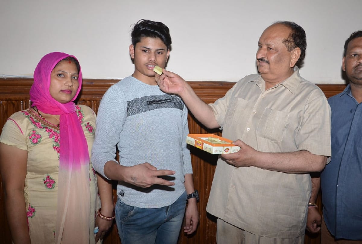 hapur: kajal and siddharth ranked 8th in all up and both topped in district