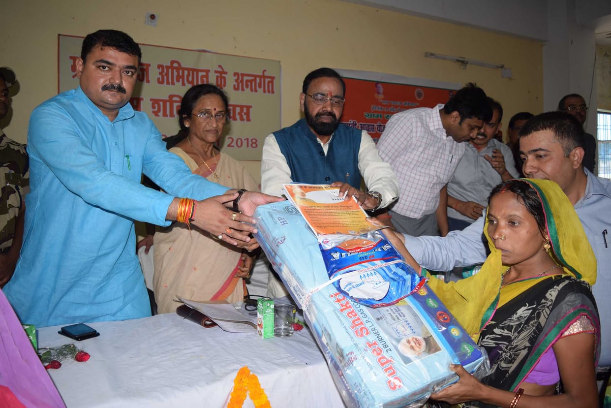 प्राथमिक विद्यालय पर चौपाल लगाकर प्रभारी मंत्री ने सुनी समस्या