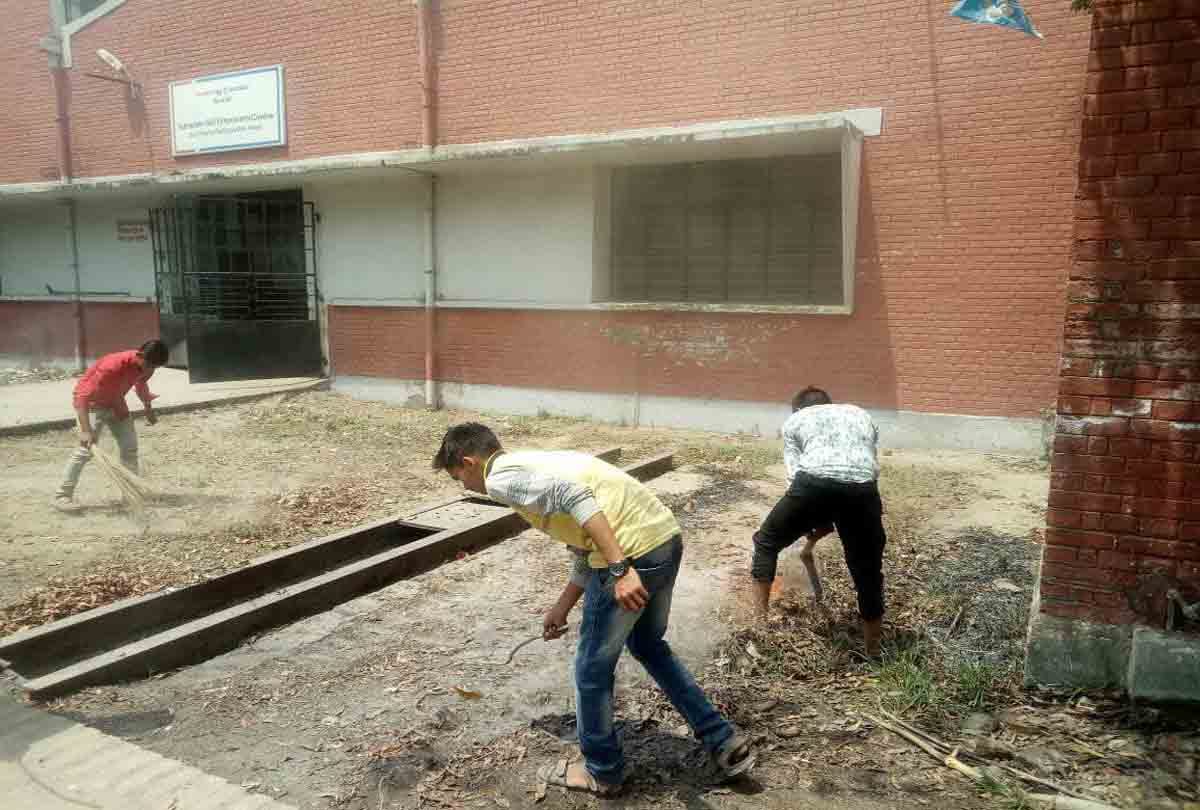 student sweep up in iti kanpur