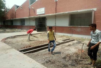 student sweep up in iti kanpur