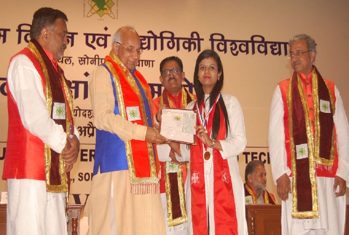 MBA Topper Twinkle Garg got Atul Maheshwari Gold medal