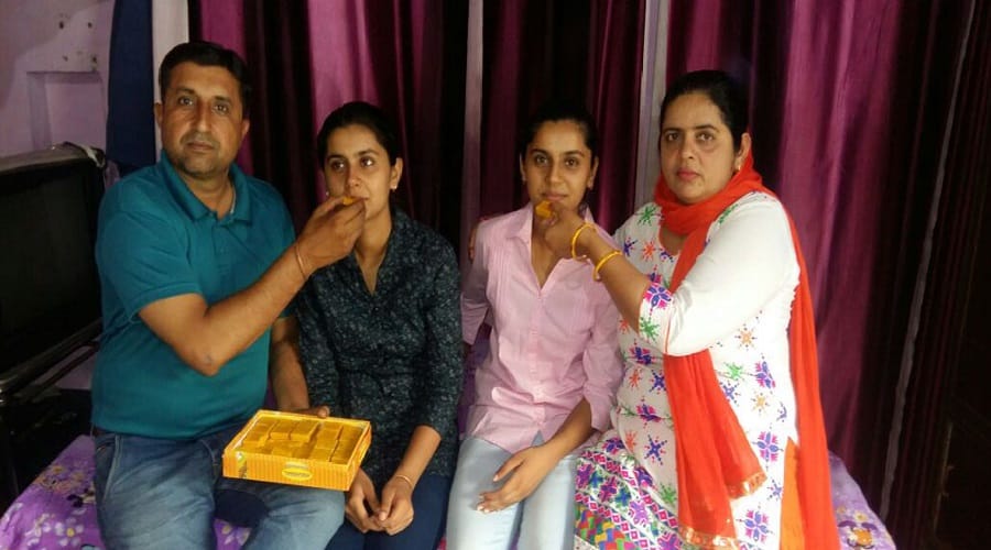 UP BOARD RESULT 2018: Twin daughters passed through good numbers in tenth at baghpat