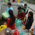 पिथौरागढ़ महादेव धारे में पानी लेने के लिए लगी लोगों की भीड़। 