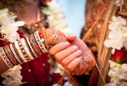 गरीब विधवाओं के दहेज पर भी अफसरों की काली नजर - Officials Eyes On Fund  Allocated For Poor Women Marriage - Amar Ujala Hindi News Live