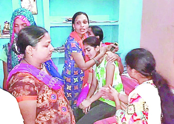 Inter-school girl commits suicide by train