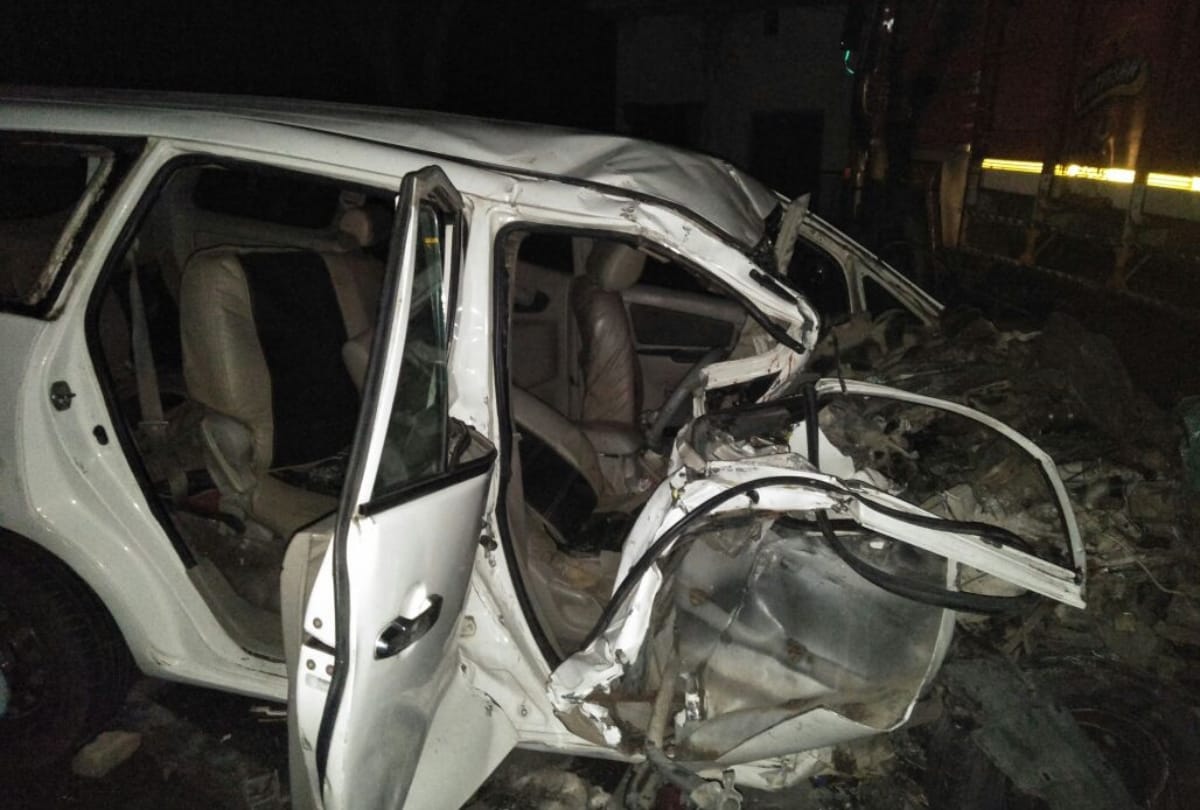 innova car hit by a truck in raebareli five people dead 