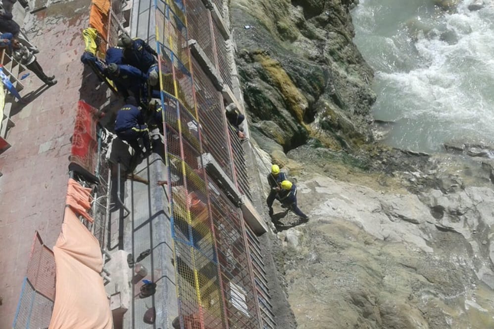 fire on  mountain of Badrinath Dham during the chardham yatra 2018