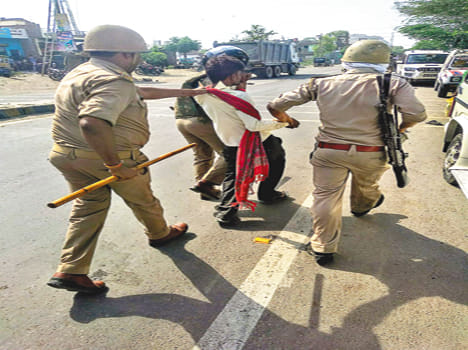 Lathicharge, stone throwing, broken glasses of two trucks blocked by villagers