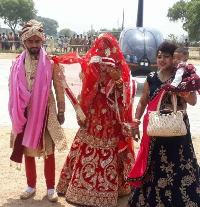 हेलीकॉप्टर से विदा होकर आई दुल्हन, आकर्षण का बनी केंद्र