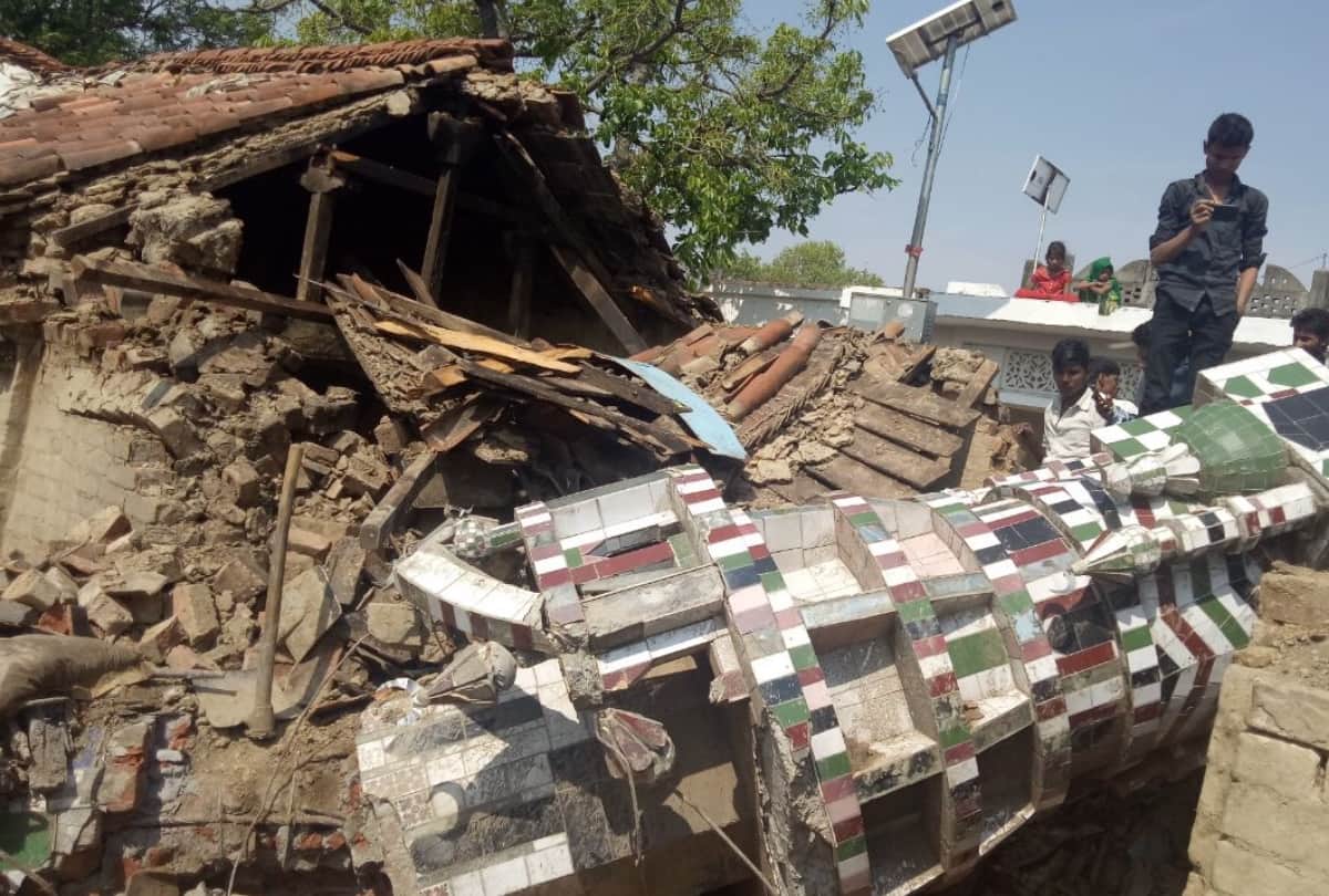 Mosque tower collapsed in balrampur, mother-son died, two children injured 