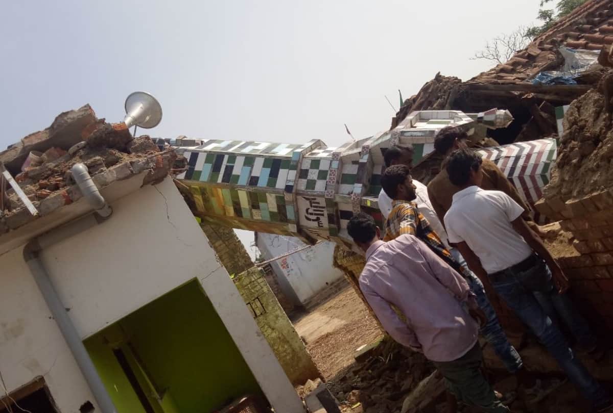 Mosque tower collapsed in balrampur, mother-son died, two children injured 