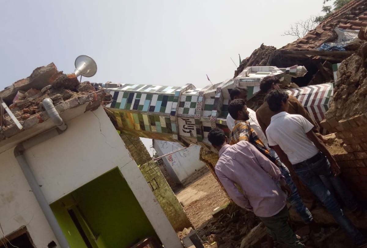 Mosque tower collapsed in balrampur, mother-son died, two children injured 