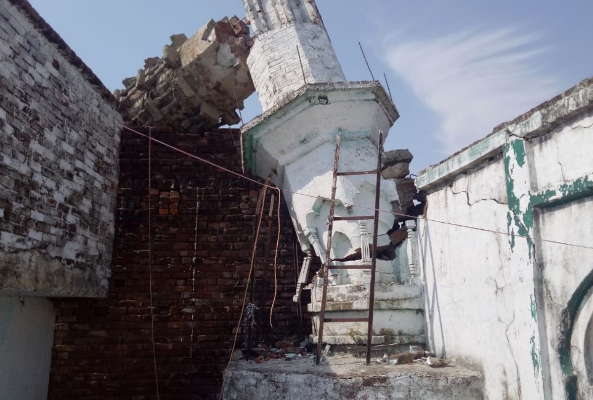 Mosque tower collapsed in balrampur, mother-son died, two children injured 
