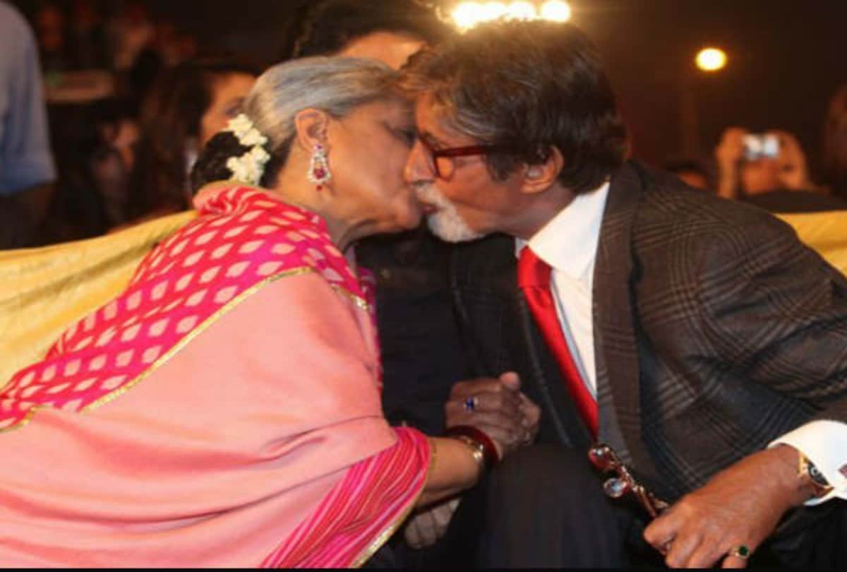 Amitabh Bachchan express his love for her wife jaya bachchan and sing mere angne mein song