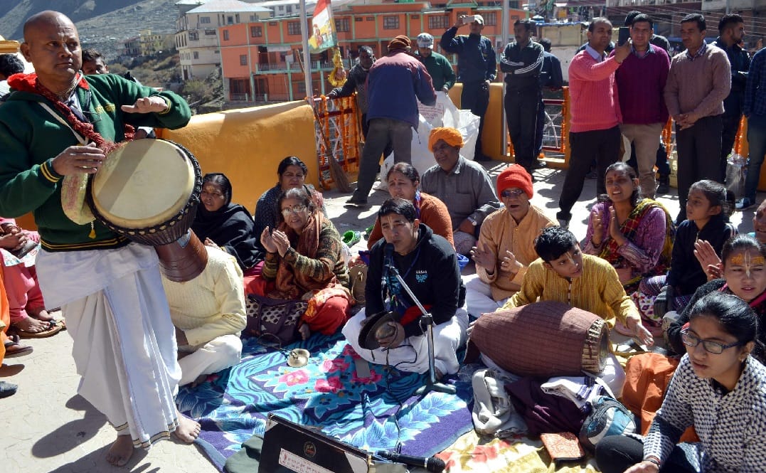 Badrinath dham Gate open 2018 pilgrims gathering exclusive photos