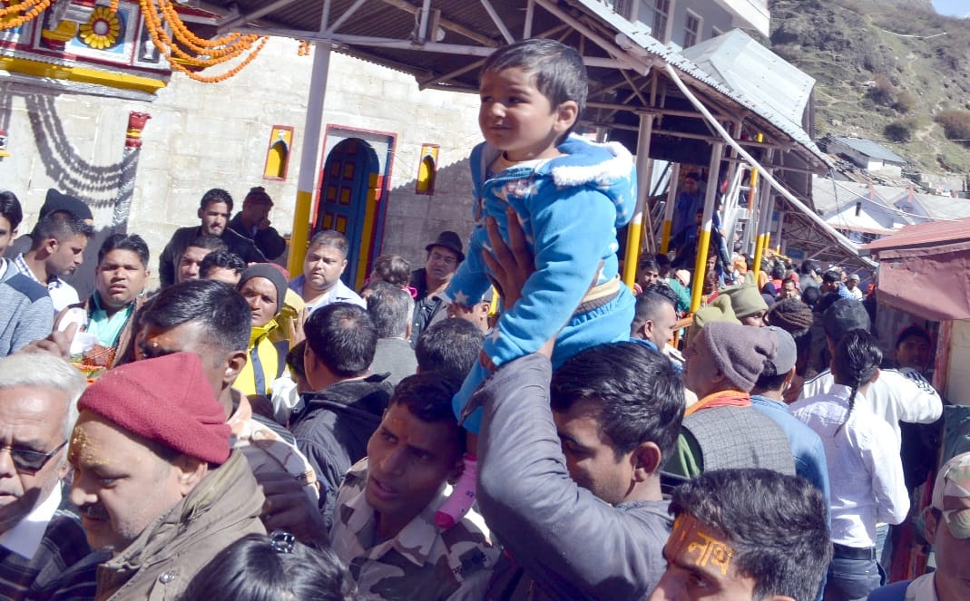 Badrinath dham Gate open 2018 pilgrims gathering exclusive photos