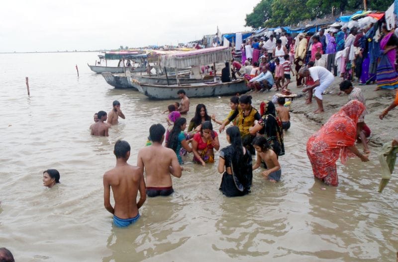 बुद्ध पूर्णिमा पर गंगा घाटों पर उमड़े श्रद्धालु