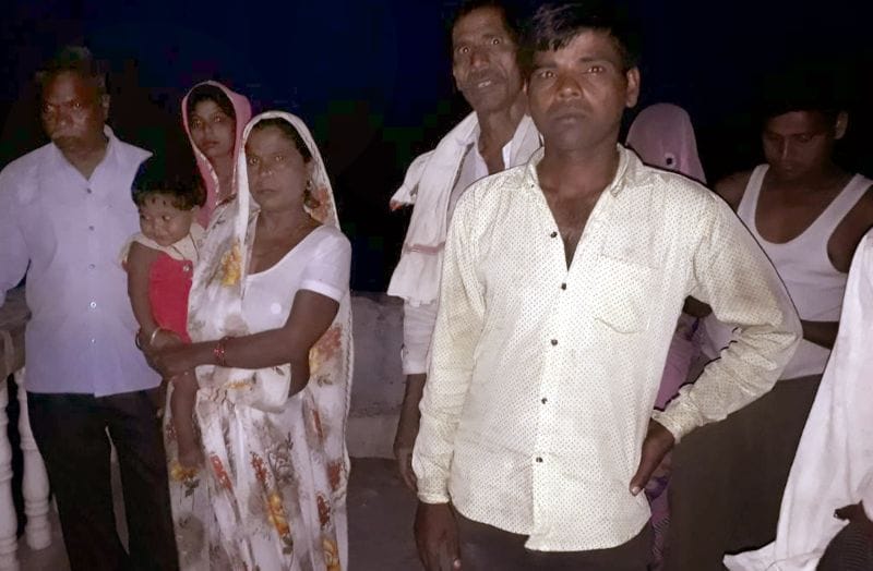 बिजली गिरने से मकान में आईं दरारें