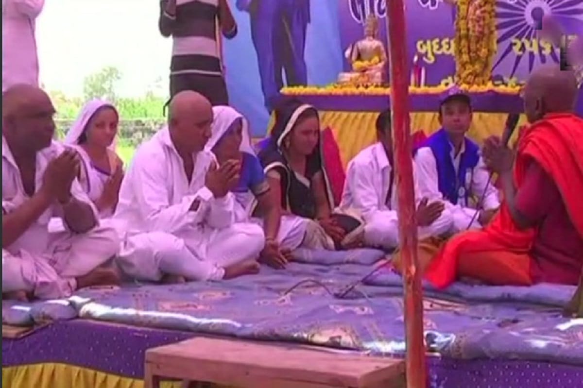 Gujarat: 450 Dalits adopt Buddhism after threatened by cow vigilantes