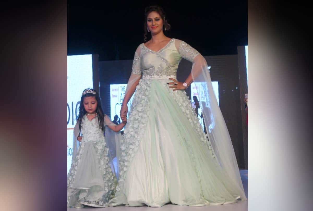 view pics of fashion show at garden galleria noida