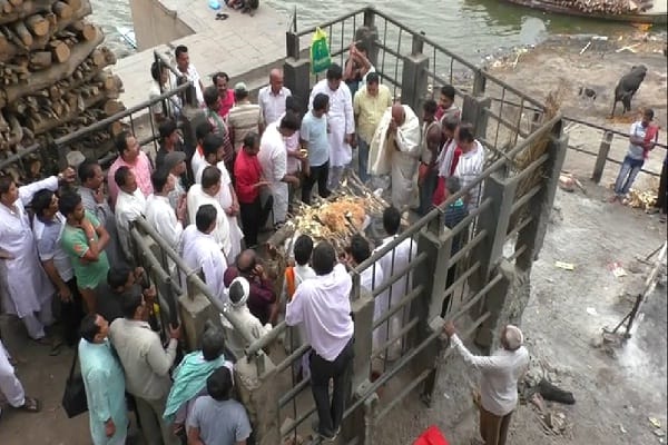 Rajnath singh attend the funeral of mother in law at varanasi