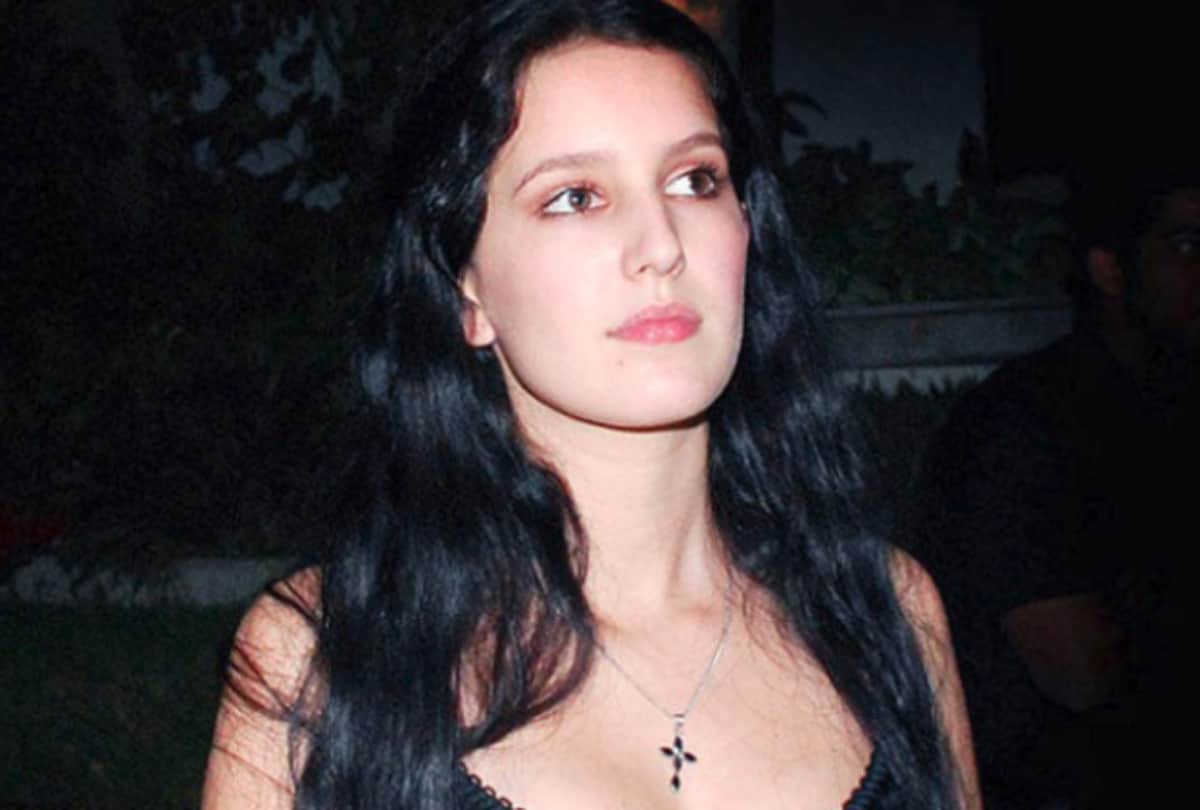 Katrina Kaif spotted with sister Isabella and parents in Bandra restaurant 
