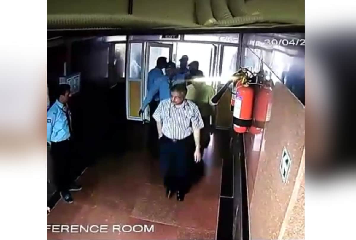 lalu reaches with some people to aiims pathlab after aiims director and broke gate photos