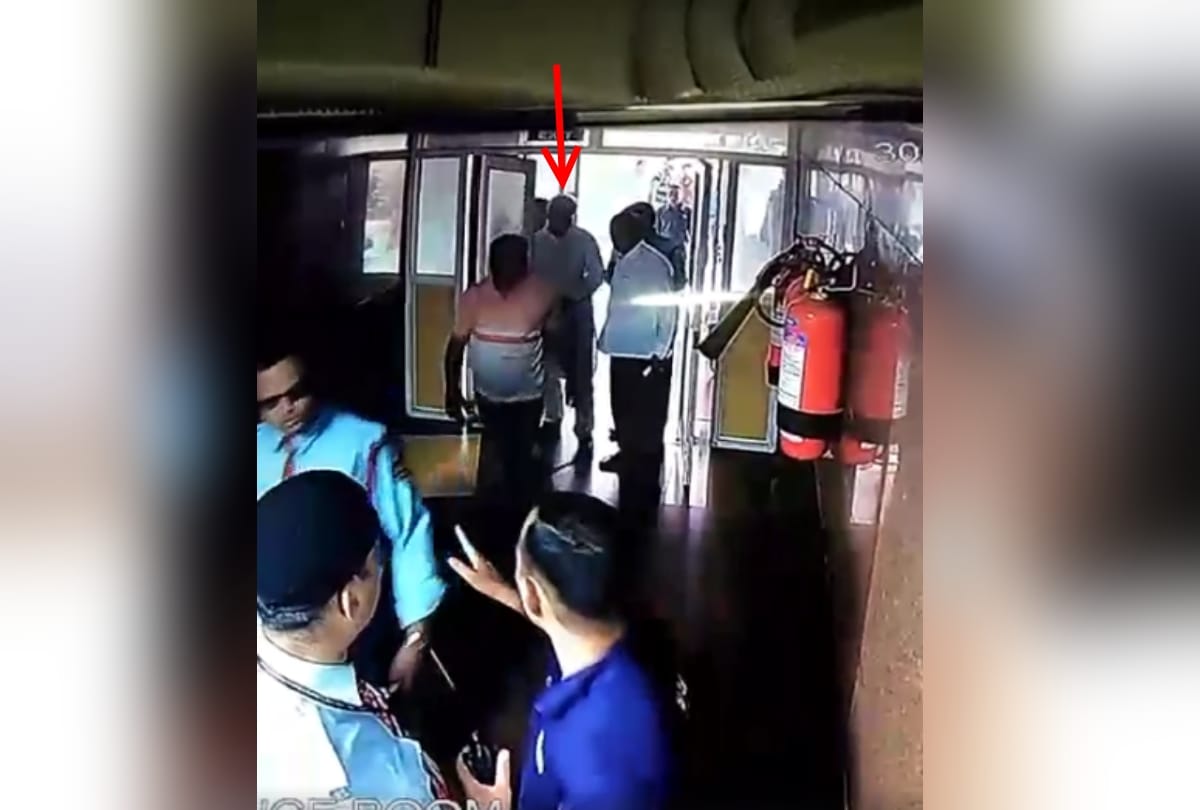 lalu reaches with some people to aiims pathlab after aiims director and broke gate photos