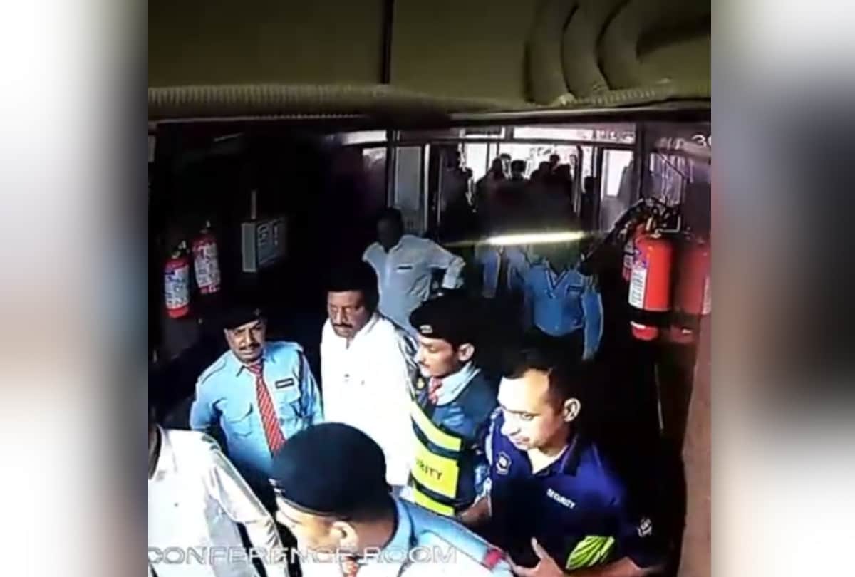 lalu reaches with some people to aiims pathlab after aiims director and broke gate photos