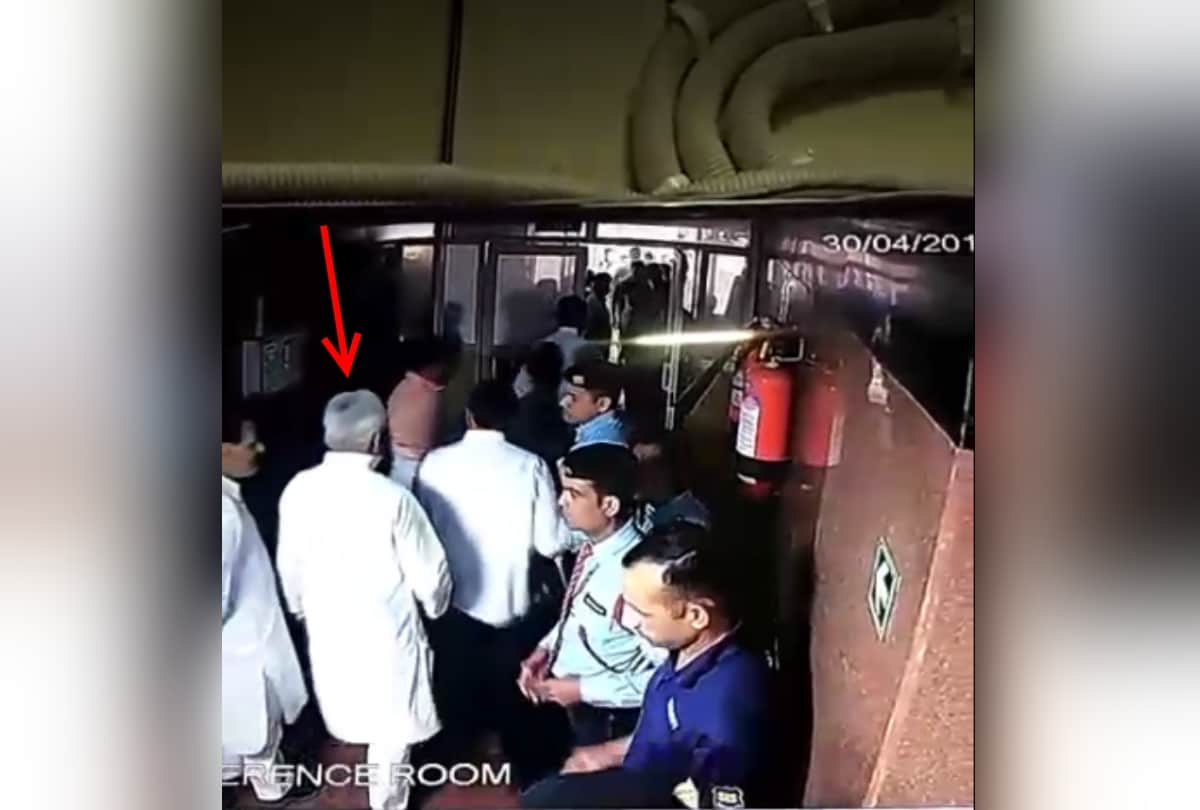 lalu reaches with some people to aiims pathlab after aiims director and broke gate photos