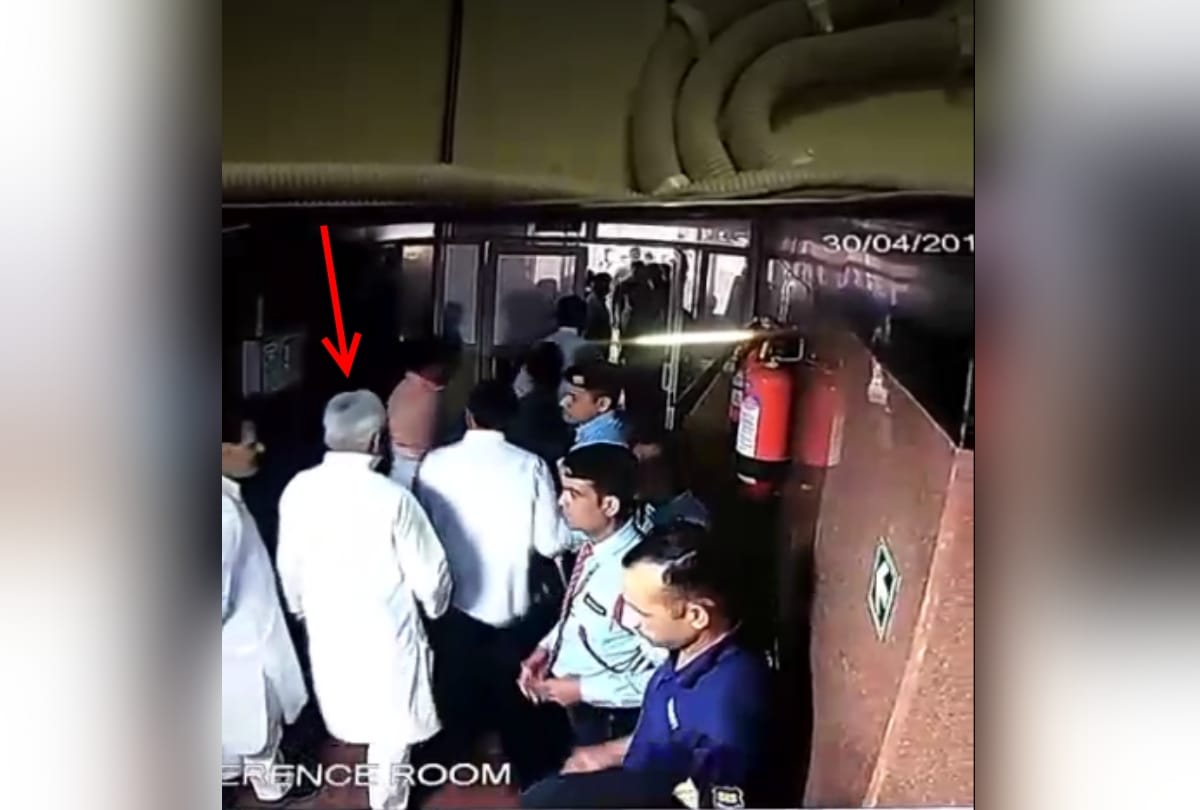 lalu reaches with some people to aiims pathlab after aiims director and broke gate photos