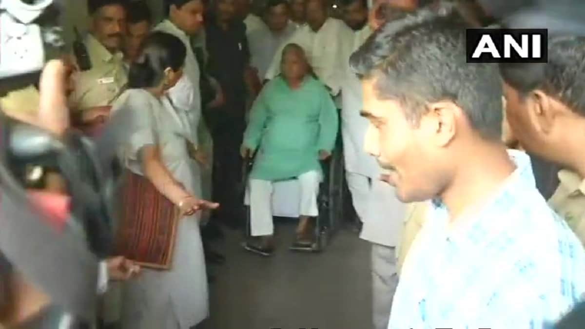 lalu yadav gets fully well dressed to meet rahul gandhi and after his departure aiims discharge lalu
