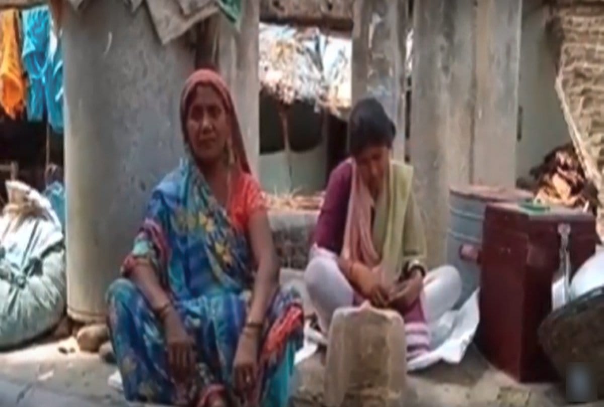 Mother and daughter living in a well for fifteen years in banda 