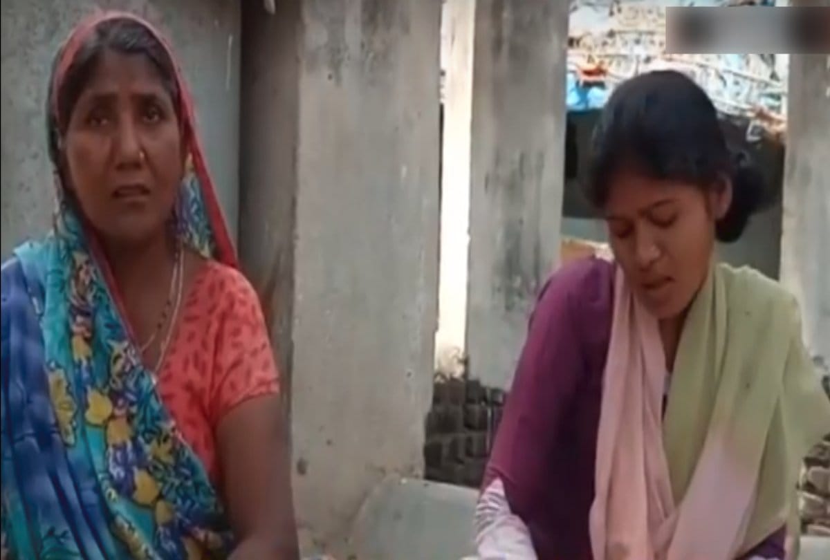Mother and daughter living in a well for fifteen years in banda 