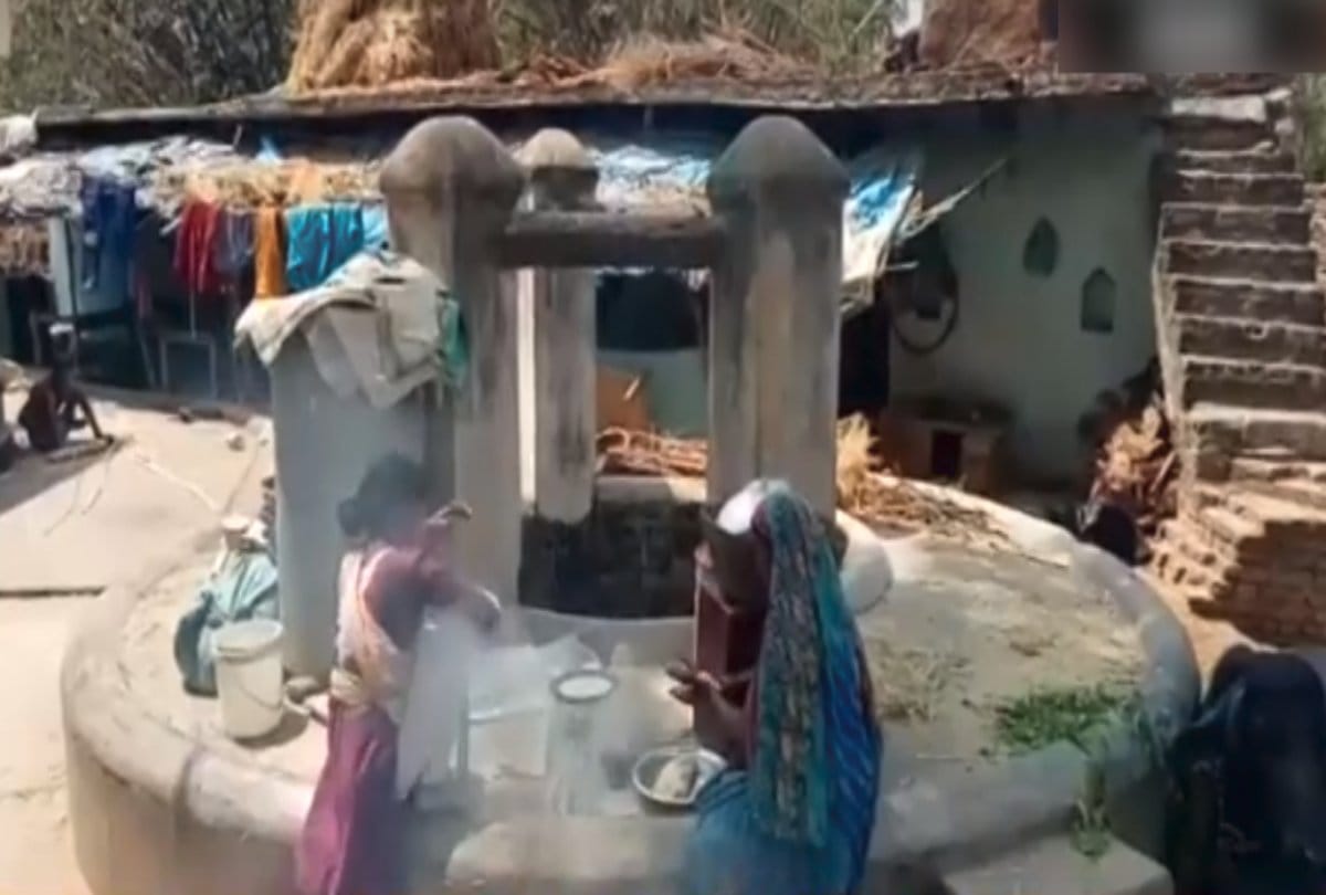 Mother and daughter living in a well for fifteen years in banda 