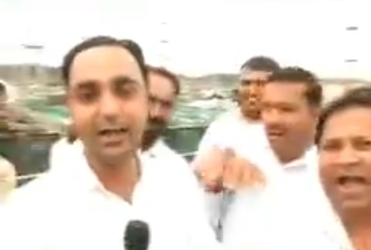 Journalist trying to highlight the empty seats at Rahul Rally was heckled by Congress workers