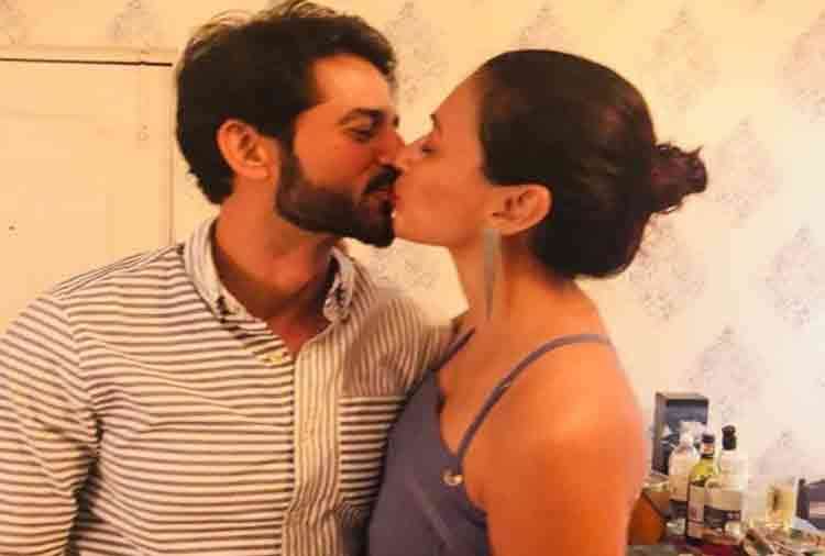 hiten tejwani and wife gauri liplock photo goes viral on social media this is   anniversary special