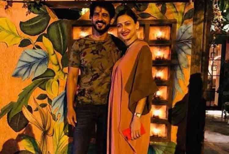 hiten tejwani and wife gauri liplock photo goes viral on social media this is   anniversary special