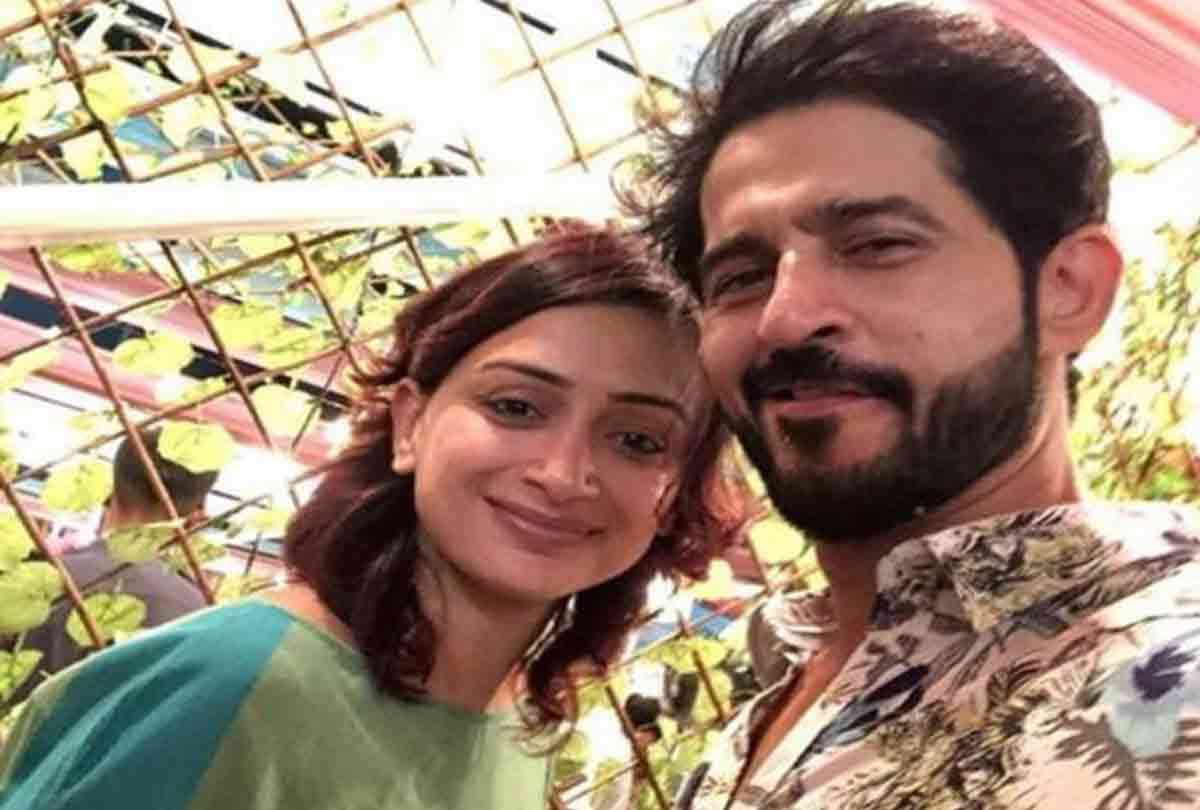 hiten tejwani and wife gauri liplock photo goes viral on social media this is   anniversary special
